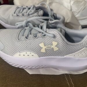 Under Armour Kids' 5Y Surge 4 shoes. NWOT